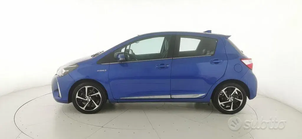 Usata Toyota Yaris Hybrid Style 73 CV (53 kW) 2018 Blu Berlina