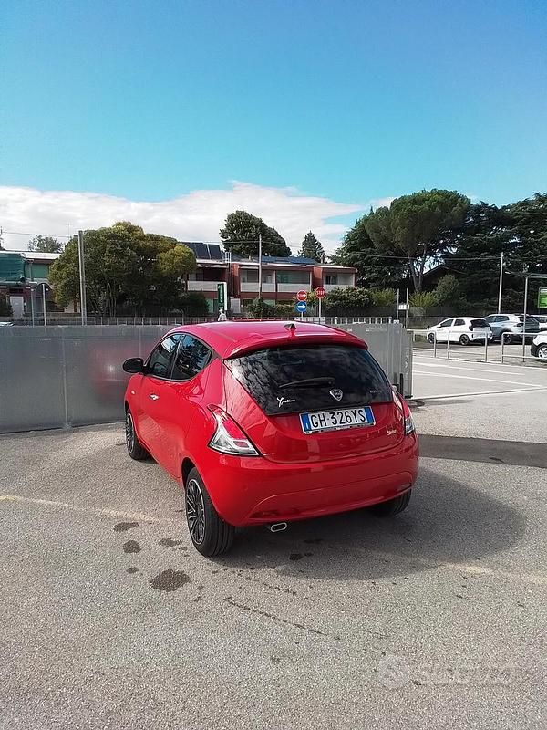Usata Lancia Ypsilon Gold 69 CV (50 kW) 2022 Rosso Utilitaria