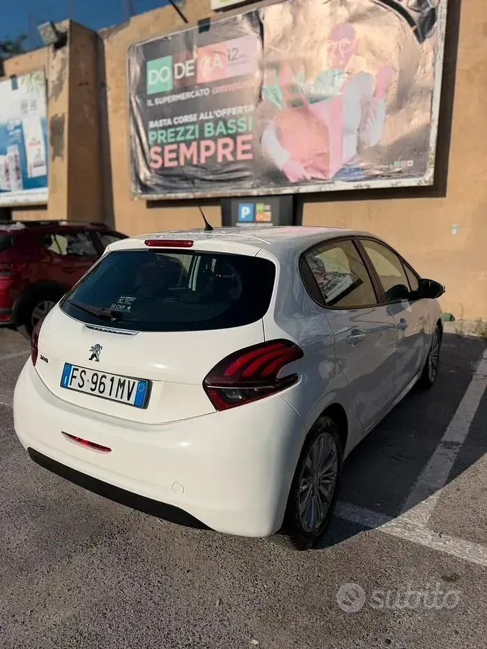 Usata Peugeot 208 82 CV (60 kW) 2018 Utilitaria