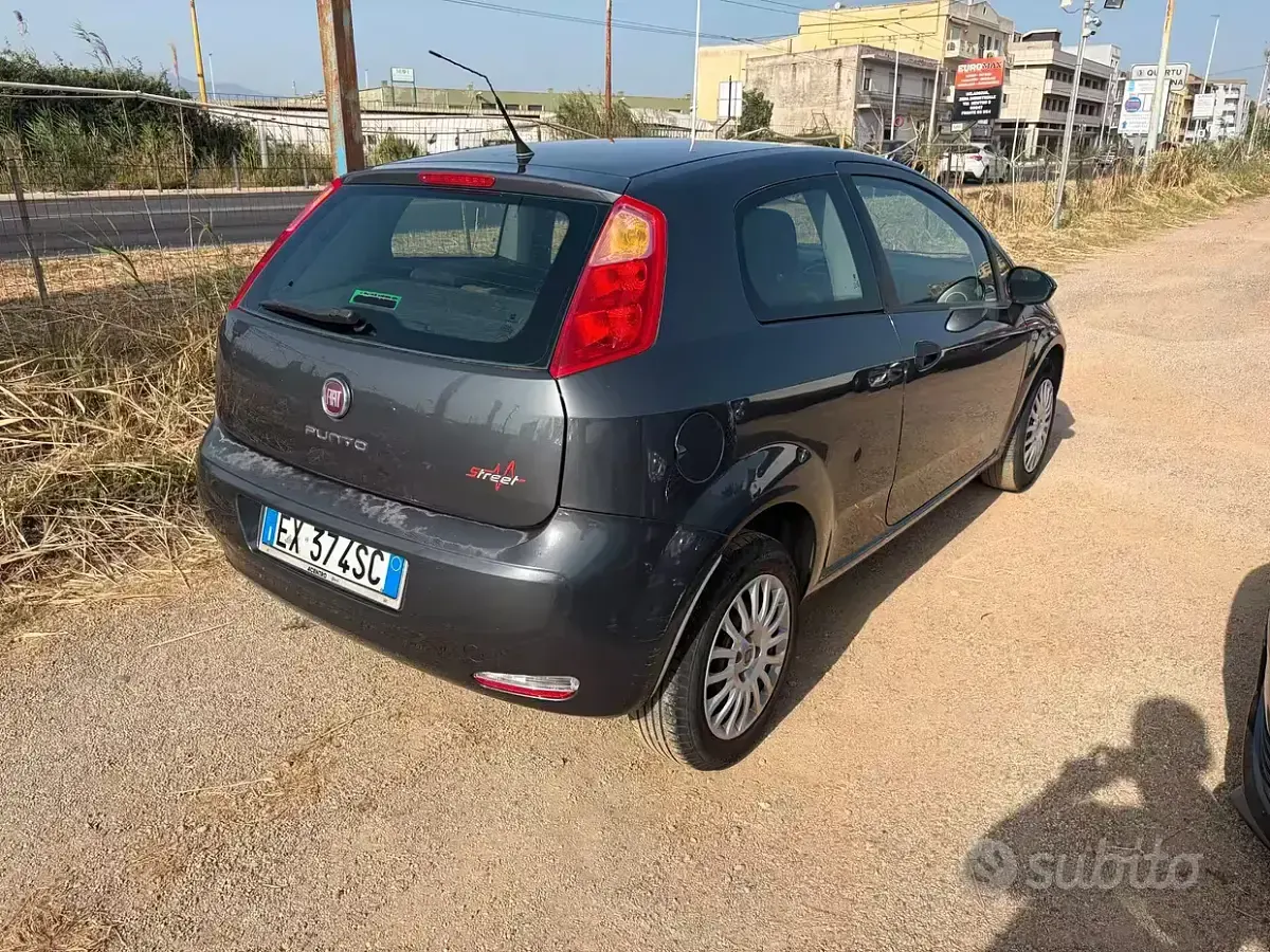 Usata Fiat Punto 69 CV (50 kW) 2015 Grigio Utilitaria