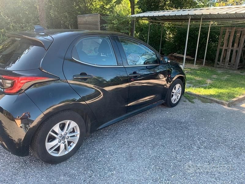 Begagnad Mazda 2 2022 Svart Halvkombi