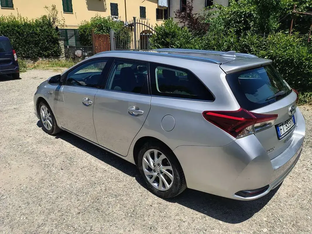 Usata Toyota Auris Hybrid Active 99 CV (72 kW) 2018 Argento Station wagon