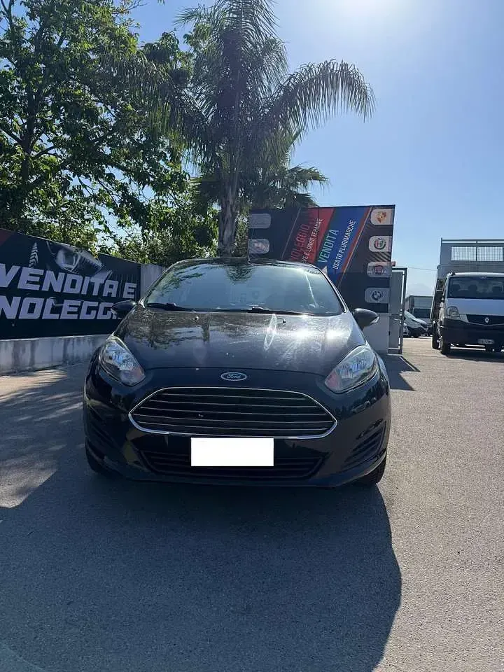 Usata Ford Fiesta 75 CV (55 kW) 2015 Nero Utilitaria