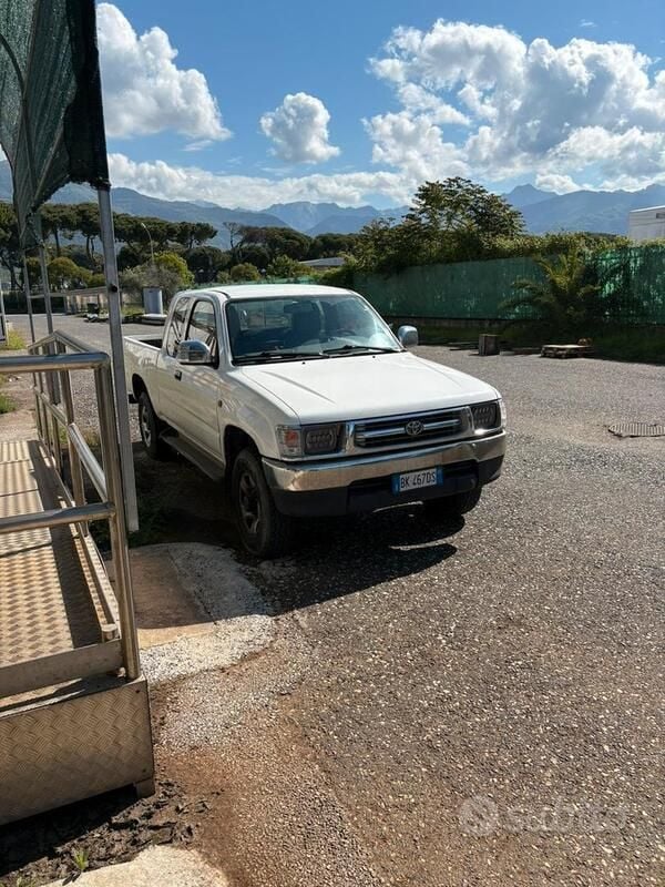 Usata Toyota HiLux SR5 90 CV (66 kW) 2000 Bianco Pick-up