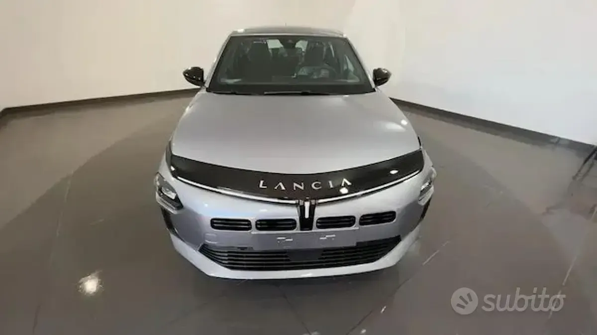 Nuova Lancia Ypsilon 101 CV (74 kW) 2026 Grigio Utilitaria