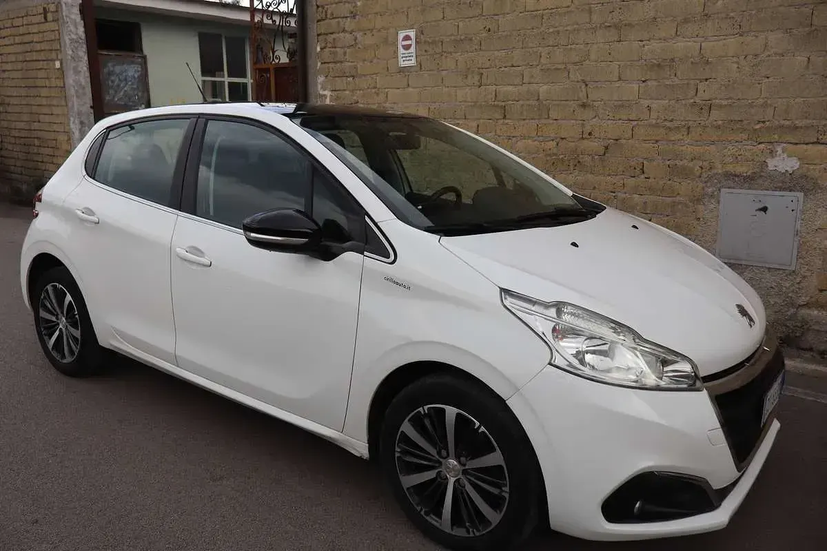 Usata Peugeot 208 Active 102 CV (75 kW) 2020 Bianco Utilitaria