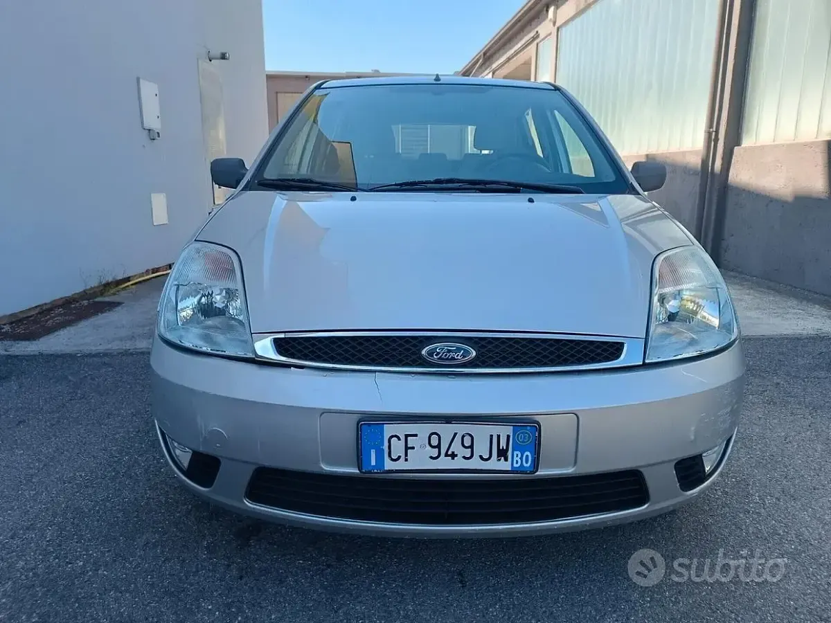 Usata Ford Fiesta 80 CV (58 kW) 2003 Grigio Utilitaria
