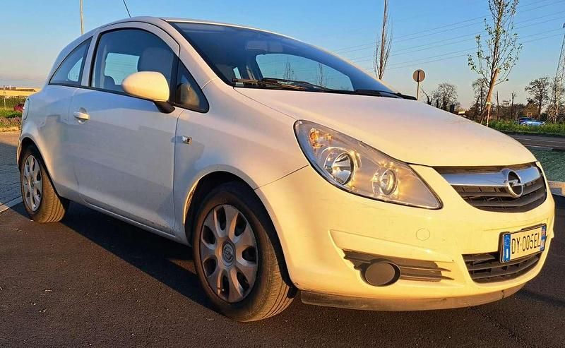 Usata Opel Corsa Edition 80 CV (58 kW) 2009 Bianco Utilitaria