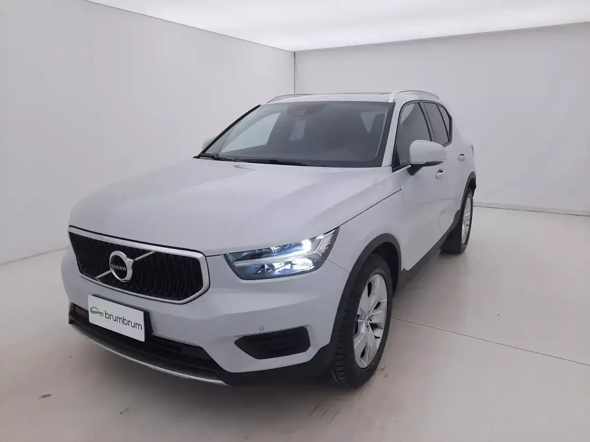Usata Volvo XC40 Momentum 197 CV (144 kW) 2021 Biancobianco SUV