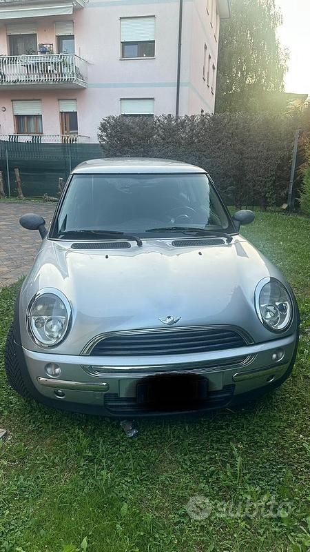 Begagnad Mini ONE 75 HK (55 kW) 2004 Grå Halvkombi