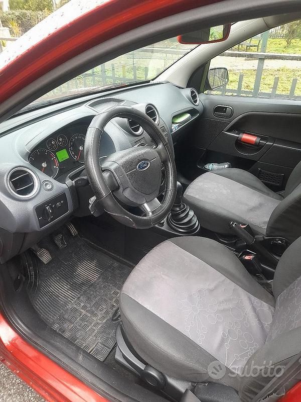 Usata Ford Fiesta 49 CV (36 kW) 2006 Rosso Berlina