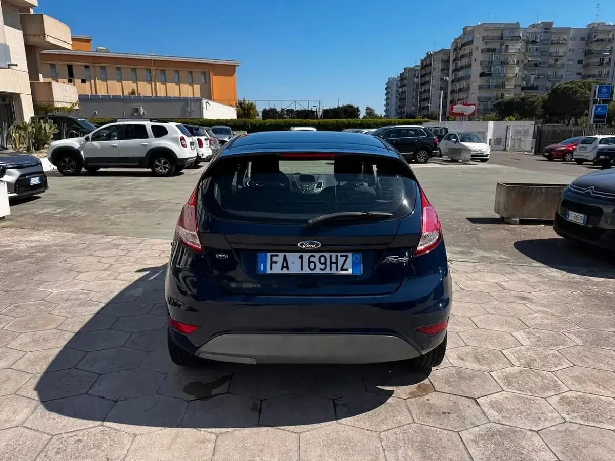 Usado Ford Fiesta 95 CV (69 kW) 2015 Azul Utilitario
