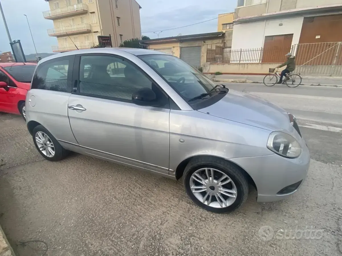 Usado Lancia Ypsilon 69 HP (50 kW) 2011 Cinzento Citadino