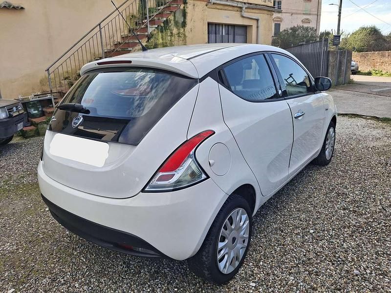 Usata Lancia Ypsilon Gold 69 CV (50 kW) 2012 Bianco Utilitaria