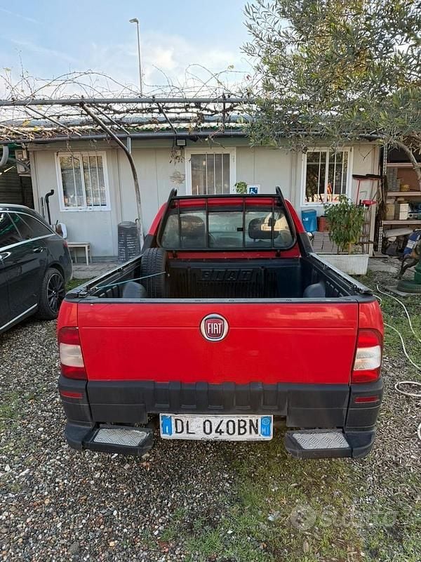 Rosso Usata 2007 Fiat Strada Pick-up | 6500 € - Immagine 1/4