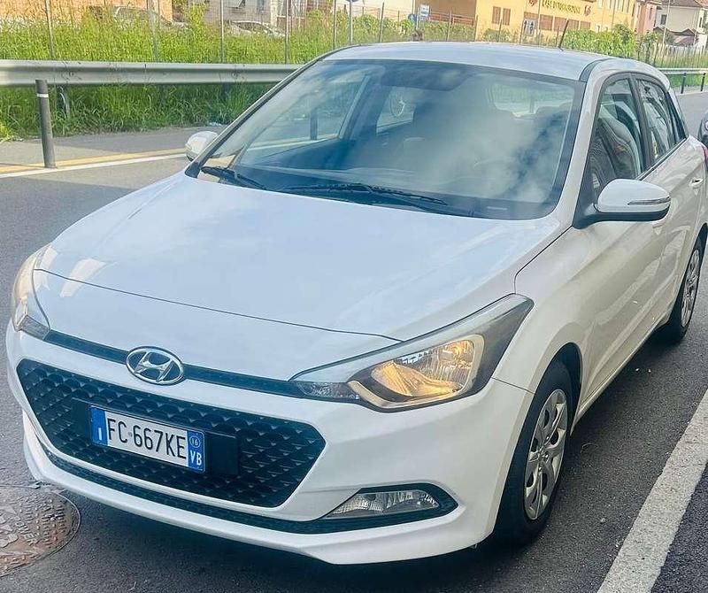 Käytetty Hyundai i20 Comfort 77 HP (56 kW) 2016 Sedan