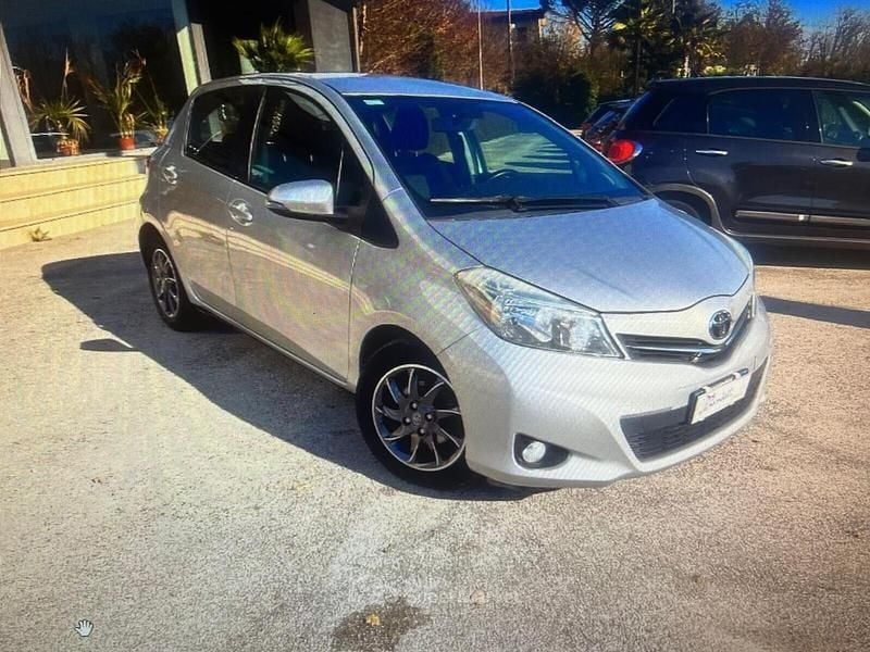 Usata Toyota Yaris Lounge 90 CV (66 kW) 2018 Grigio Berlina