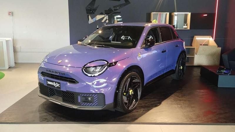 Nuova Abarth 600e Scorpionissima 206 kW (281 CV) 2025 Hypnotic purple SUV