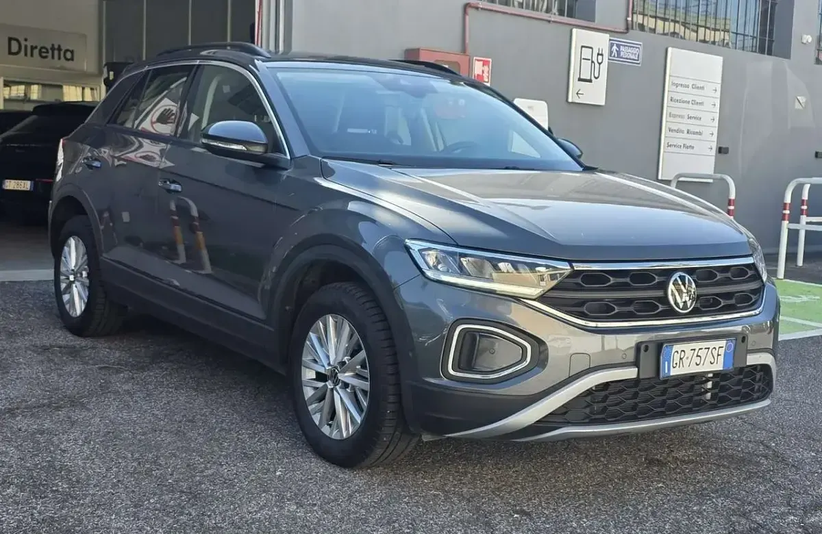 Usata VW T-Roc Life 150 CV (110 kW) 2023 Grigio SUV