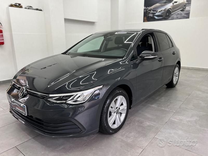 Usata VW Golf VIII Life 115 CV (84 kW) 2022 Grigio Berlina