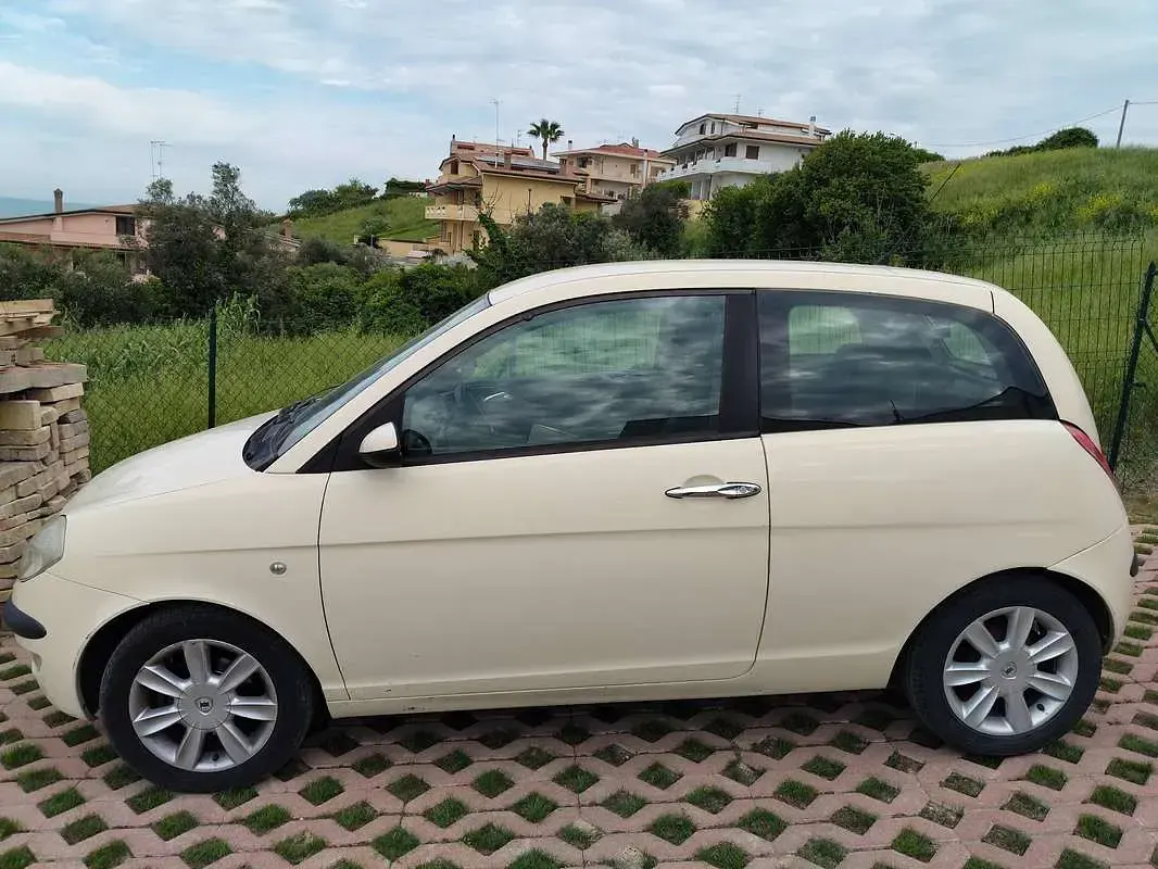 Usata Lancia Ypsilon 69 CV (50 kW) 2004 Giallo Utilitaria