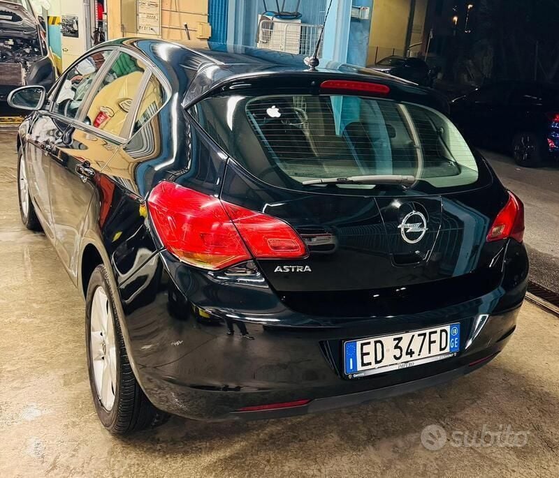 Usata Opel Astra Cosmo 120 CV (88 kW) 2010 Nero Berlina