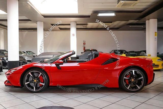 Usata Ferrari SF90 999 CV (734 kW) 2023 Rosso Cabrio