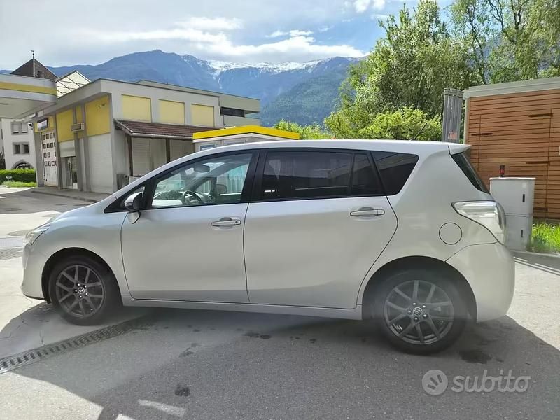 Usata Toyota Verso 112 CV (82 kW) 2015 Grigio Monovolume