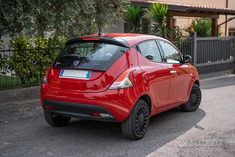 Usata Lancia Ypsilon 70 CV (51 kW) 2023 Rosso Utilitaria