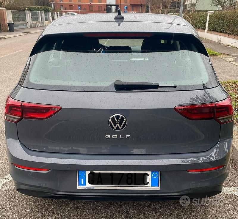 Usata VW Golf VIII Life 116 CV (85 kW) 2020 Grigio Berlina