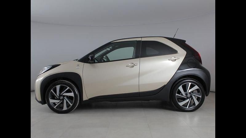 Usata Toyota Aygo X Lounge 72 CV (52 kW) 2023 Beige SUV