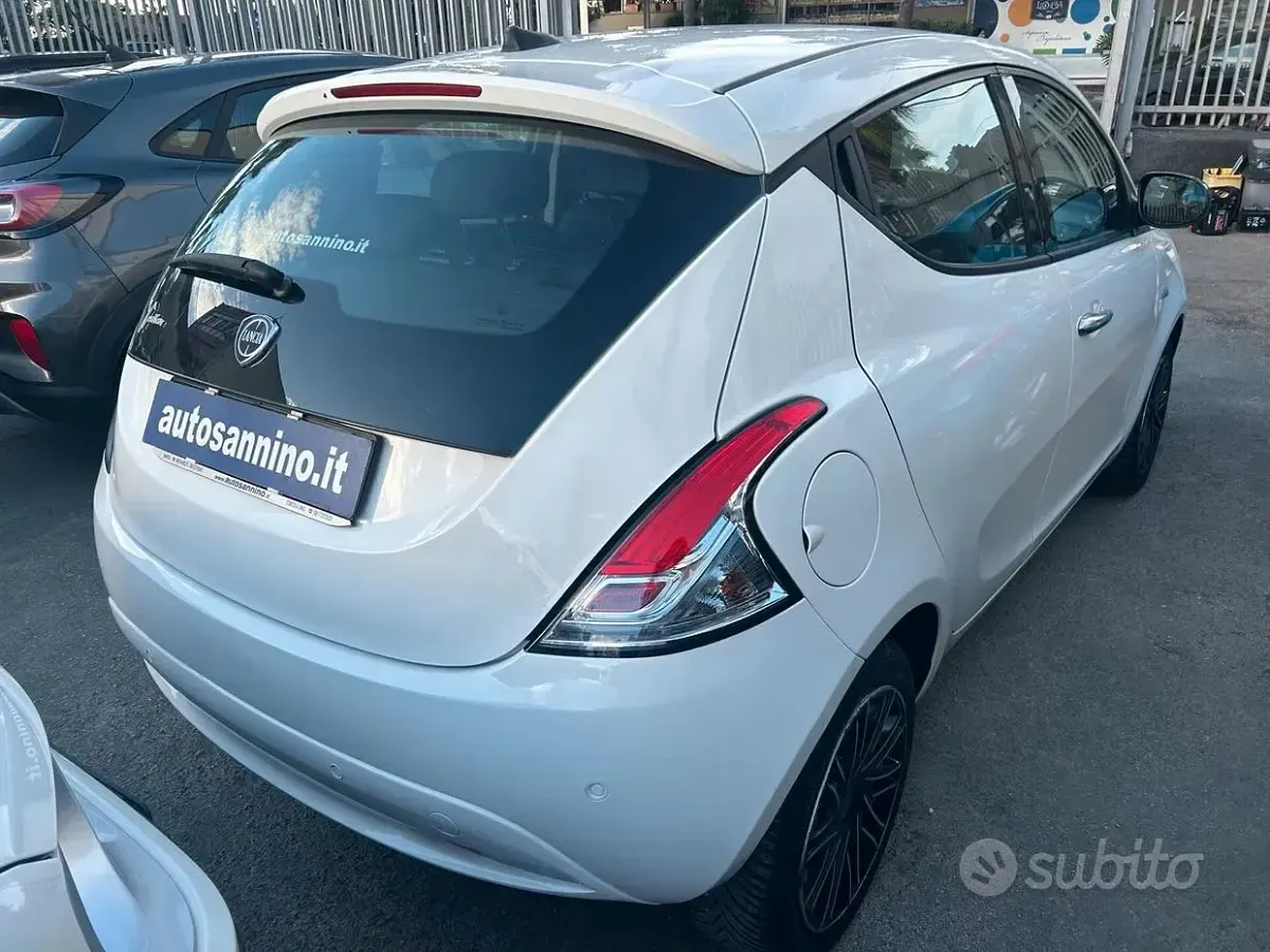 Usata Lancia Ypsilon Gold 69 CV (50 kW) 2022 Bianco Utilitaria