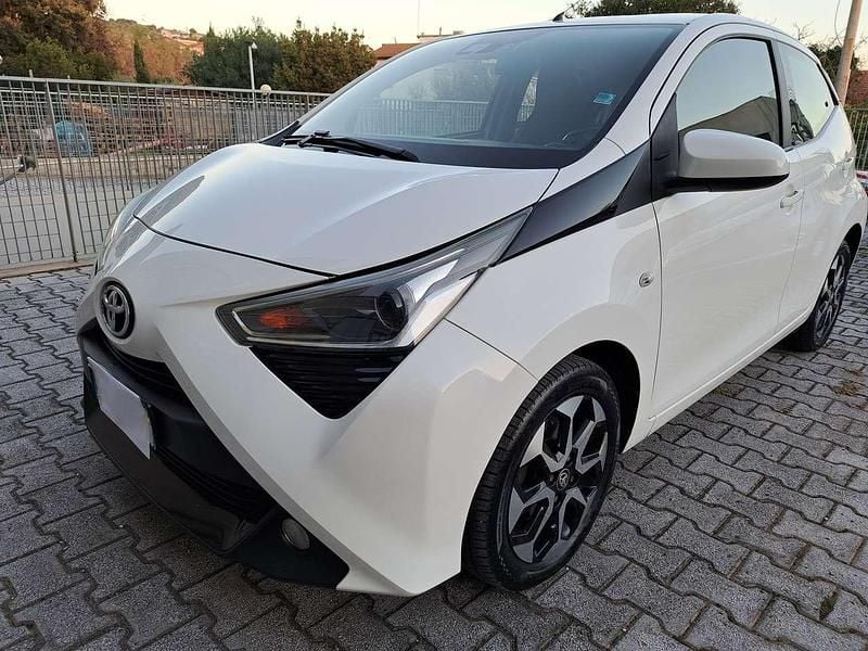 Bianco gelato pastello extra Usata 2018 Toyota Aygo Trend Due volumi | 8990 € (Buon prezzo) - Immagine 1/4