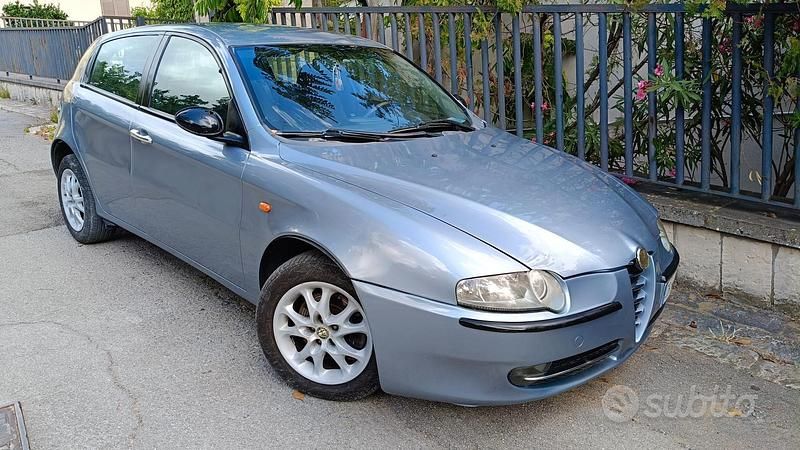 Usata Alfa Romeo 147 140 CV (102 kW) 2003 Grigio Utilitaria