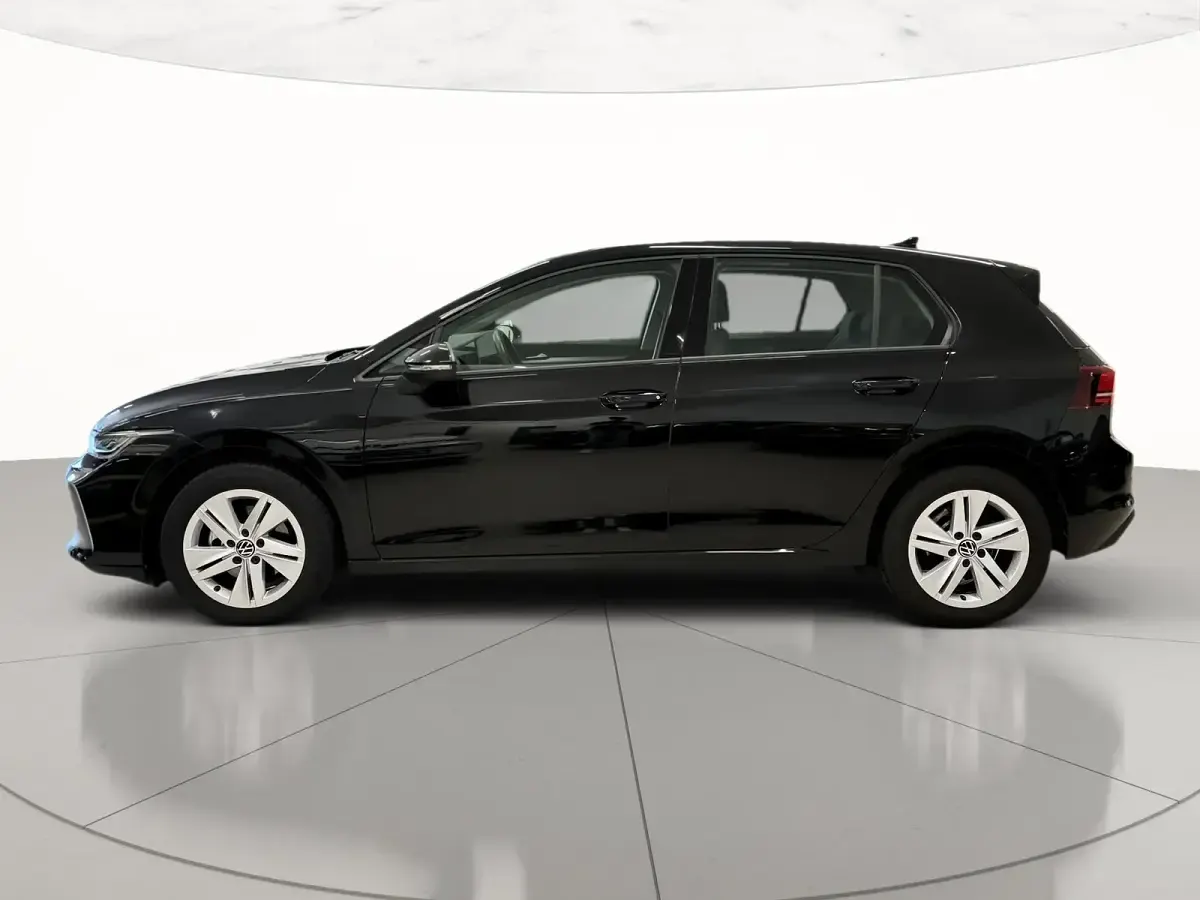 Usata VW Golf VIII Life 115 CV (84 kW) 2025 Grenadill black metallizzato Berlina