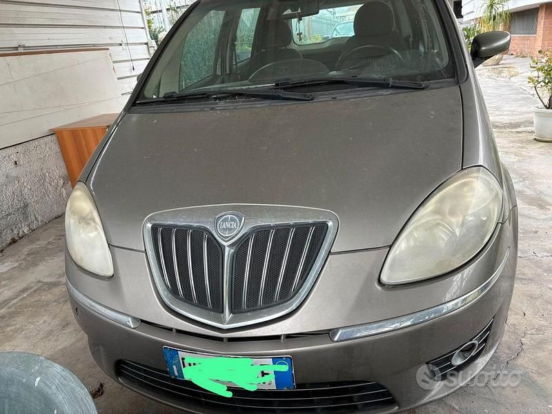 Begagnad Lancia Musa 90 HK (66 kW) 2009 Grå Minibuss