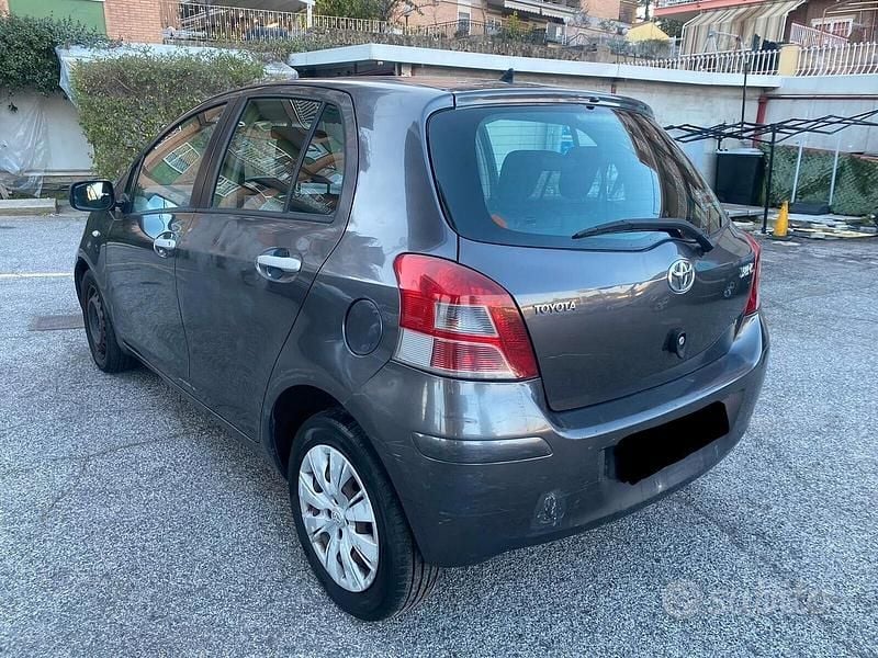 Second-hand Toyota Yaris Sol 90 CP (66 kW) 2011 Negru Hatchback