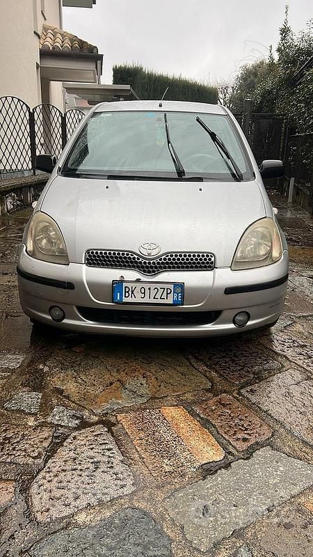 Usata Toyota Yaris 68 CV (50 kW) 2000 Grigio Utilitaria