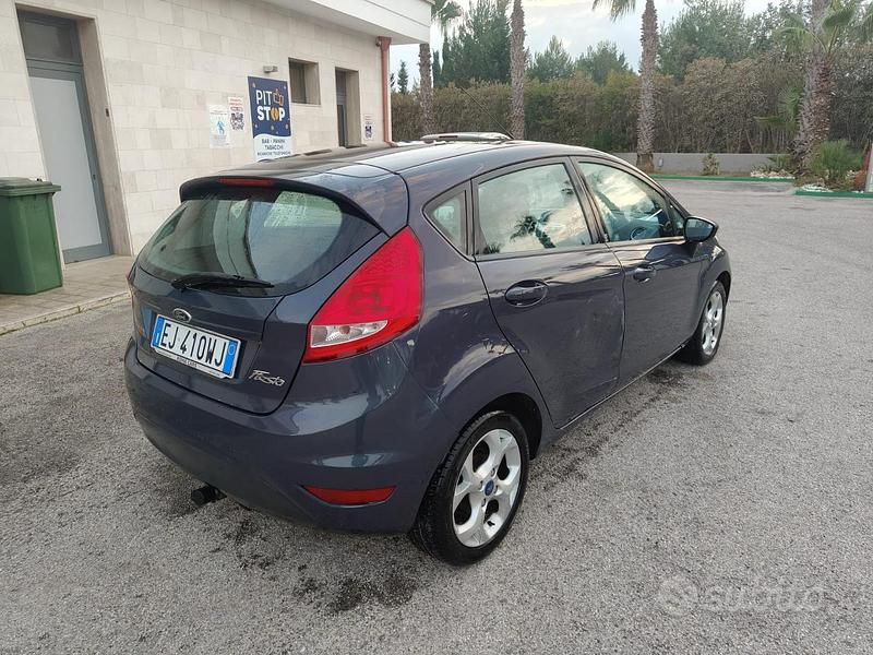 Usata Ford Fiesta 69 CV (50 kW) 2011 Blu Berlina
