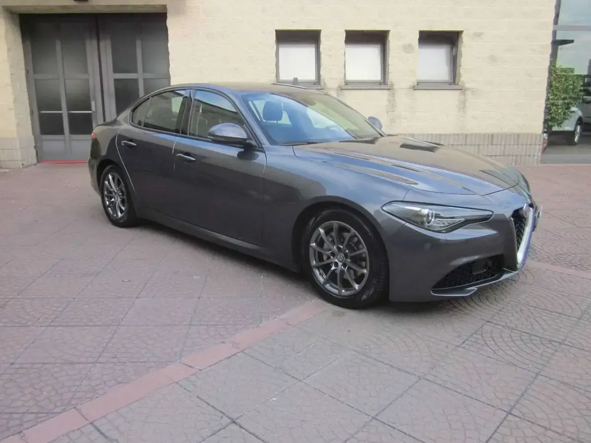 Usata Alfa Romeo Giulia Super 150 CV (110 kW) 2017 Grigio Berlina