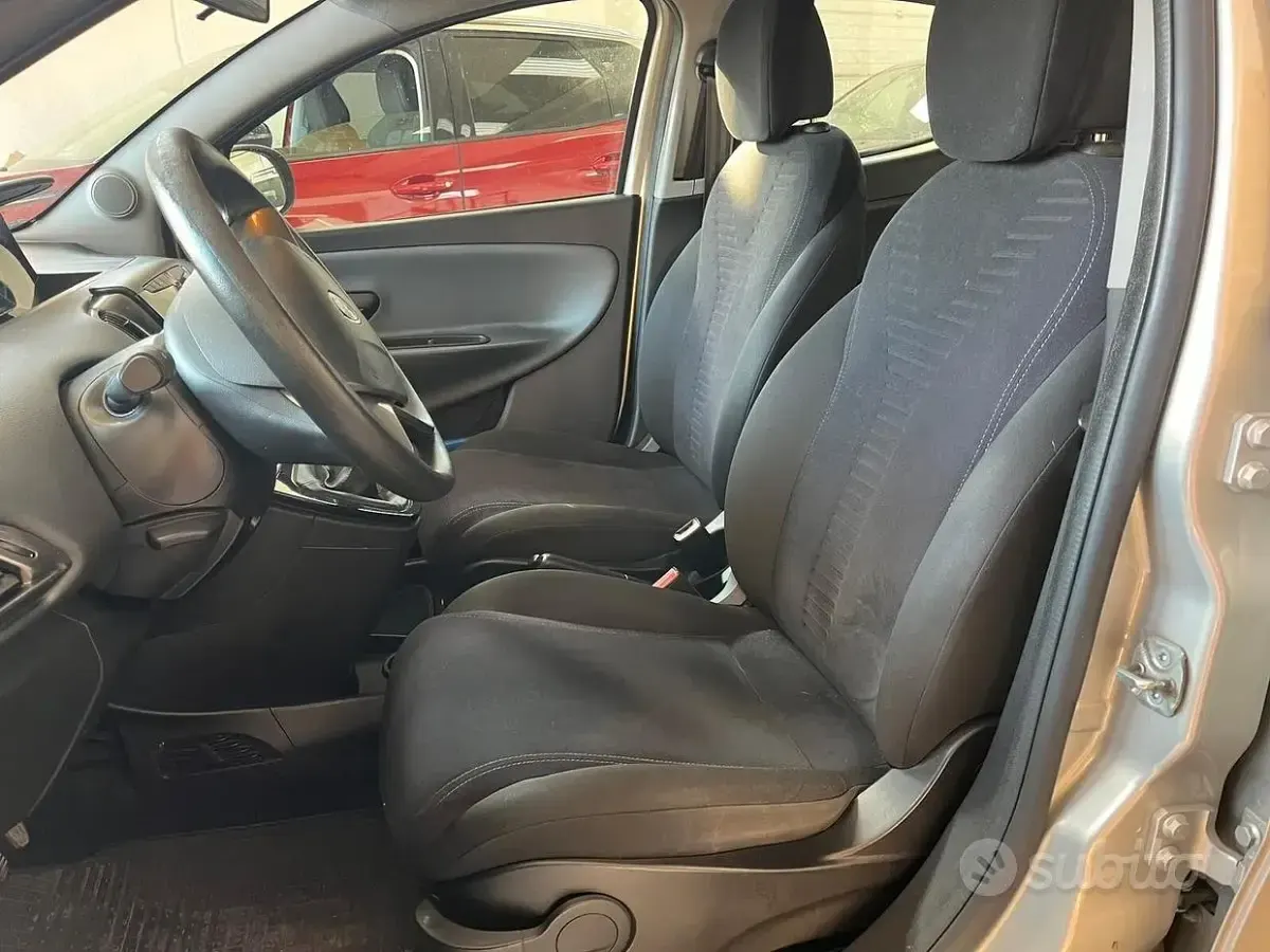 Usata Lancia Ypsilon Gold 69 CV (50 kW) 2015 Grigio Utilitaria
