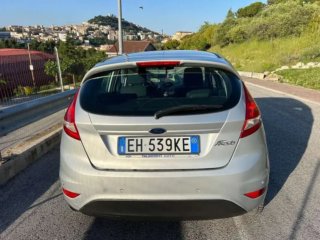 Usata Ford Fiesta 92 CV (67 kW) 2011 Argento Berlina