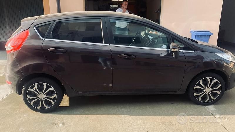 Usata Ford Fiesta 96 CV (70 kW) 2010 Rosso Utilitaria