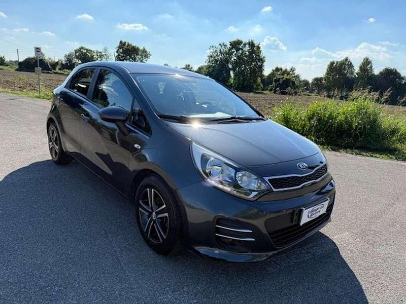 Usado Kia Rio Active 86 HP (63 kW) 2015 Cinzento Sedan