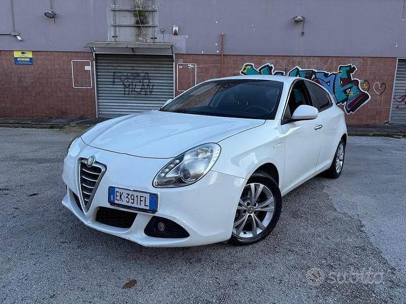 Bianco Usata 2012 Alfa Romeo Giulietta Tre volumi | 3299 € (Super prezzo) - Immagine 1/4