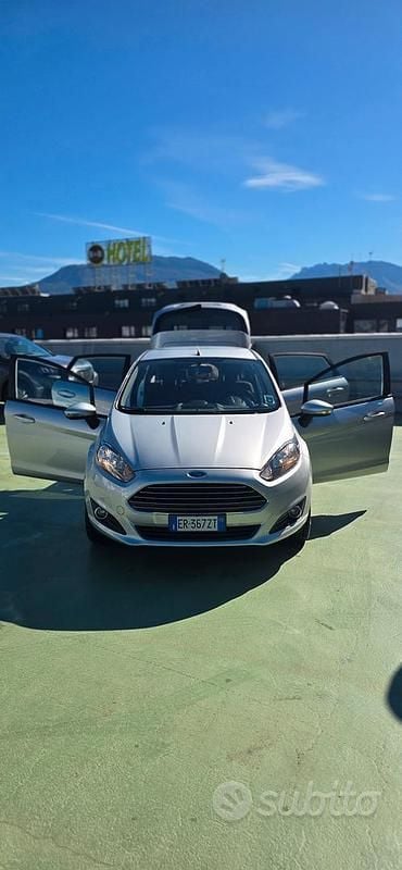 Usata Ford Fiesta 75 CV (55 kW) 2012 Grigio Utilitaria