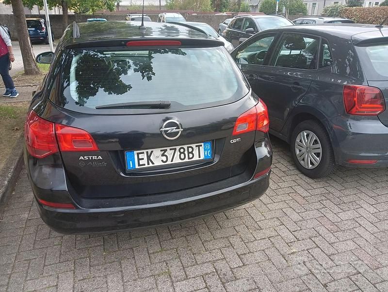 Usata Opel Astra 82 CV (60 kW) 2011 Nero Station wagon