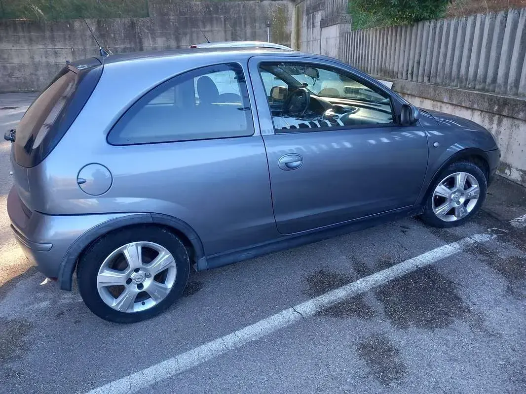 Usata Opel Corsa 65 CV (47 kW) 2004 Grigio Utilitaria