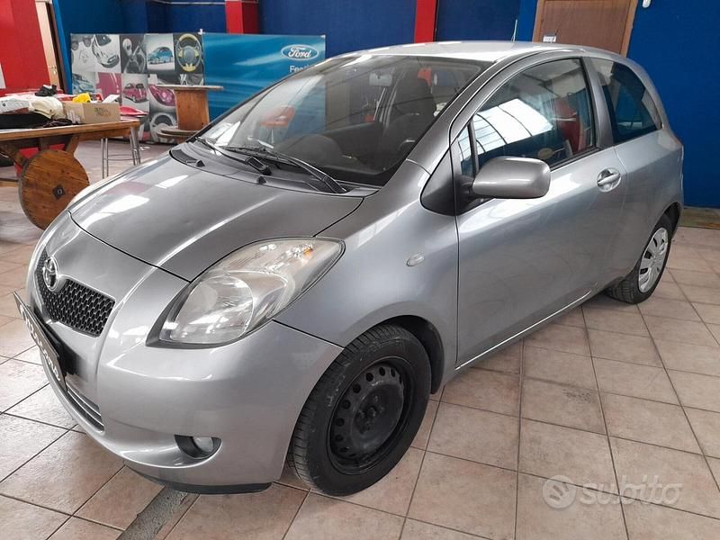 Usata Toyota Yaris 87 CV (63 kW) 2008 Grigio Utilitaria