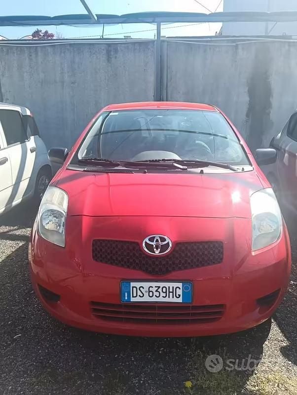 Usata Toyota Yaris Sol 69 CV (50 kW) 2008 Rosso Utilitaria